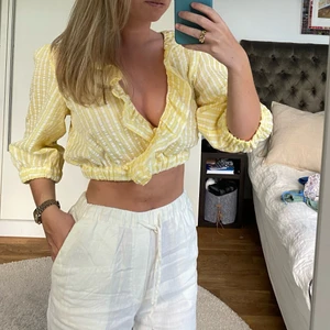 Sommar topp - Så söt sommar topp från Zara, den är i storlek M men skulle säga att den är mer som S, säljer denna för att jag tyvärr inte får användning av den då jag har liknande, skriv om du har mer frågor!💖