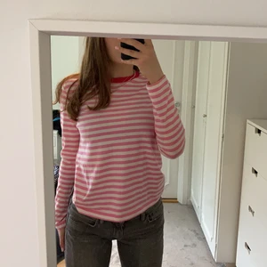 Randig tröja & Other stories - Somrig rosa vit randig tröja från & Other stories. Endast använd två gånger. Storlek 36. Köparen står för frakt💗