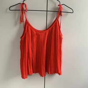 Plisserad topp - Jättesöt kort plisserad topp från monki med band som du knyter själv. 