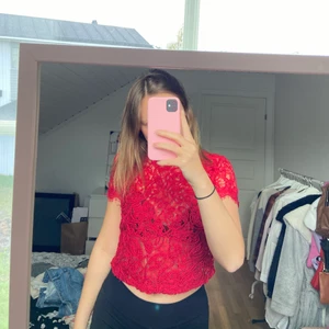 Röd spets-topp  - Topp från Zara, bild två visar de olika mönstret fram och bak. Aldrig använd! Storlek S! 