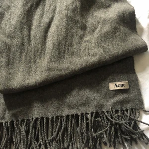 Acne halsduk  - Acne halsduk. 