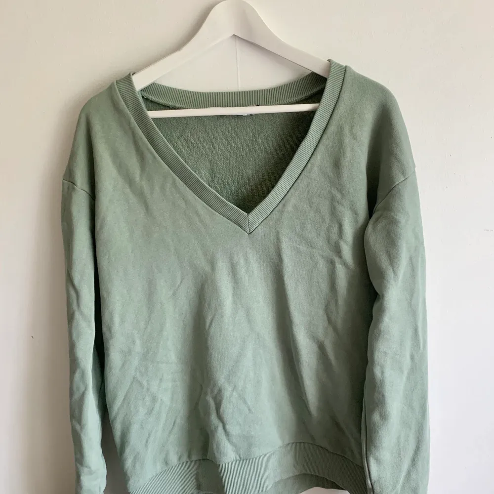 Denna tröjan är super skön och perfekt nu till sommarkvällar! Älskar den gröna färgen! Den är i storlek xs men ändå oversized och kommer från nakd 💗🎊☀️. Tröjor & Koftor.