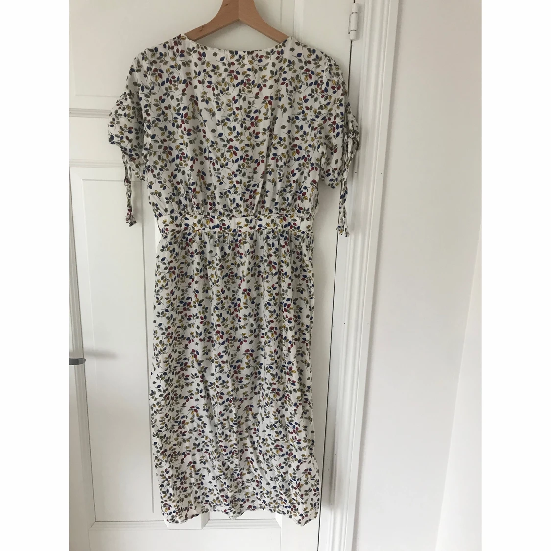 Fin blommig sommarklänning med kort ärm och knappar strl 36 - 90