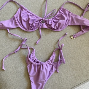 Lavendellila bikini - Aldrig använd. Storlek S, men tacksam modell som går att justera för både mindre & större byst. Trosorna likaså. Trosorna är cheeky och smickrande. 