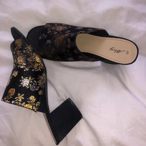 Snygga svarta sandaler  - Snygga y2k stil sandaler! Helt ny skick. Supersnygga till allt och väldigt bekväma :) storlek 40  