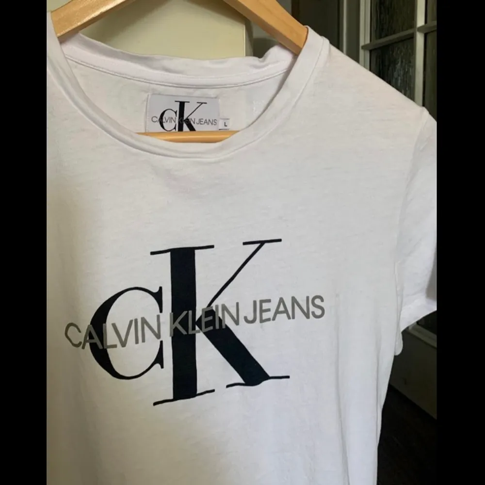 Säljer denna fina stilrena tröjan från Calvin Klein i storlek L. Jag bär vanligtvis M i kläder och den passar mig perfekt, passar en M utan problem  Köpt någon månad sedan, Aldrig använd. Vid frågor skriv ❤️. T-shirts.