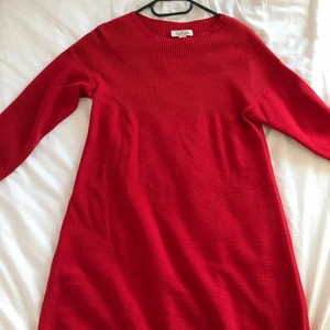 Röd klänning  - Röd märkesklänning från Massimo Dutti. Storlek 158-166 cm. 3/4 långa ärmar. Ribbad överdel.