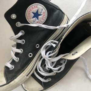Converse  - Svarta converse i skinn, storlek 37 men passar nästan mig som har storlek 39,5. Kan tvättas om det önskas. Kan också tänka mig att byta mot ett par röda converse i storlek 38/39💓