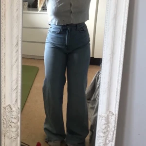 Vida Jeans - Ett par ljusblåa vida jeans från h&m i storlek 42 för en kort tjej. är 1,55 och dom går precis ner till mina fötter. Säljer pga förstora. Orginal pris: 299 kr 