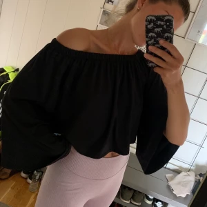 Jeans och blus - Blus IVYREVEL storlek 36, 100 kr. Jeans Armani storlek 36 100 kr. Båda för 150.