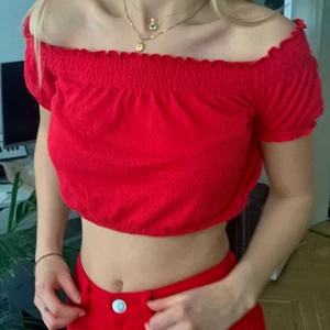 Röd offshoulder topp  - Säljer denna jättesöta sommriga offshoulder toppen från hm. Storlek XS. Superfint skick! 