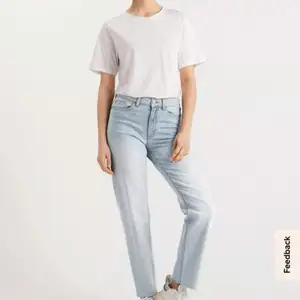 Säljer dessa ljusa jeans från Lindex i storlek 38. Helt oanvända, säljes på grund av fel storlek för mig. Nypris 399.