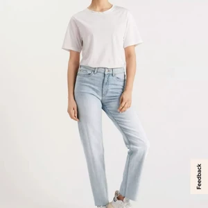 NEA jeans från Lindex - Säljer dessa ljusa jeans från Lindex i storlek 38. Helt oanvända, säljes på grund av fel storlek för mig. Nypris 399.