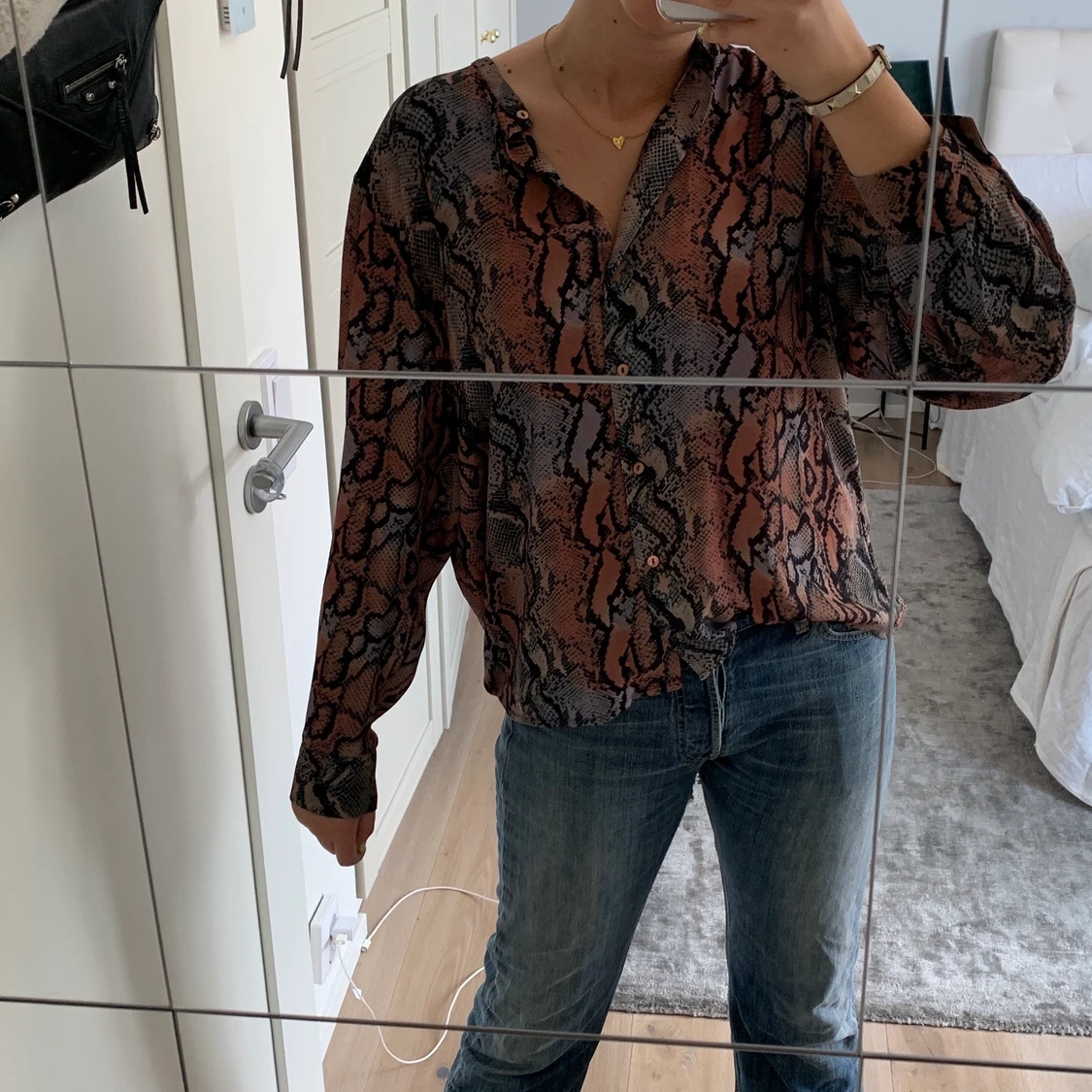 Ormskinnsmönstrad blus - 90