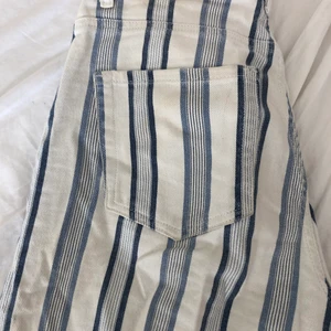 Randiga vida jeans🧵 - Randiga jeans som är vida och lite kortare🌚 lite små för mig så kan ej visa på:/
