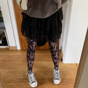 Svart volangkjol - Supersnygg svart volangkjol! Helt ny och oanvänd, endast testad vid bilden. Köparen står för frakten🤗💗