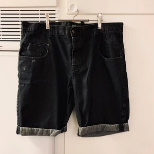 Jeans shorts  - Jeans shorts, Str: XL, Modell: Herr, Skick: använda men i fint skick, Pris: 100kr.  Kolla gärna in mina andra inlägg, Vid intresse av fler varor så fixar jag ett bra paketpris!