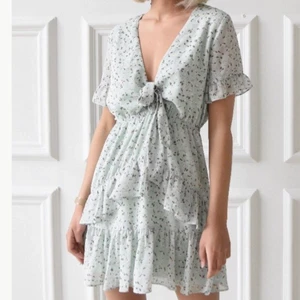 Blommig klänning  - En supergullig blommig kläning. Endast använd ett fåtal gånger. Köparen står för frakten💕