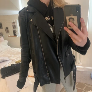 Zara oversize skinnjacka strl M - Säljer denna oversize skinnjacka från zara! Så snygg men basic👌😭🤩strl M