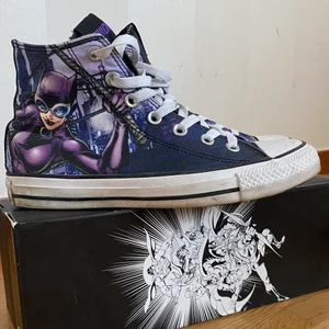 Catwoman x Converse  - Asballa lila converse med Catwoman motiv. Box samt svarta snören medföljer. Strl 37.5. Köpta second hand men varsamt använda 💜