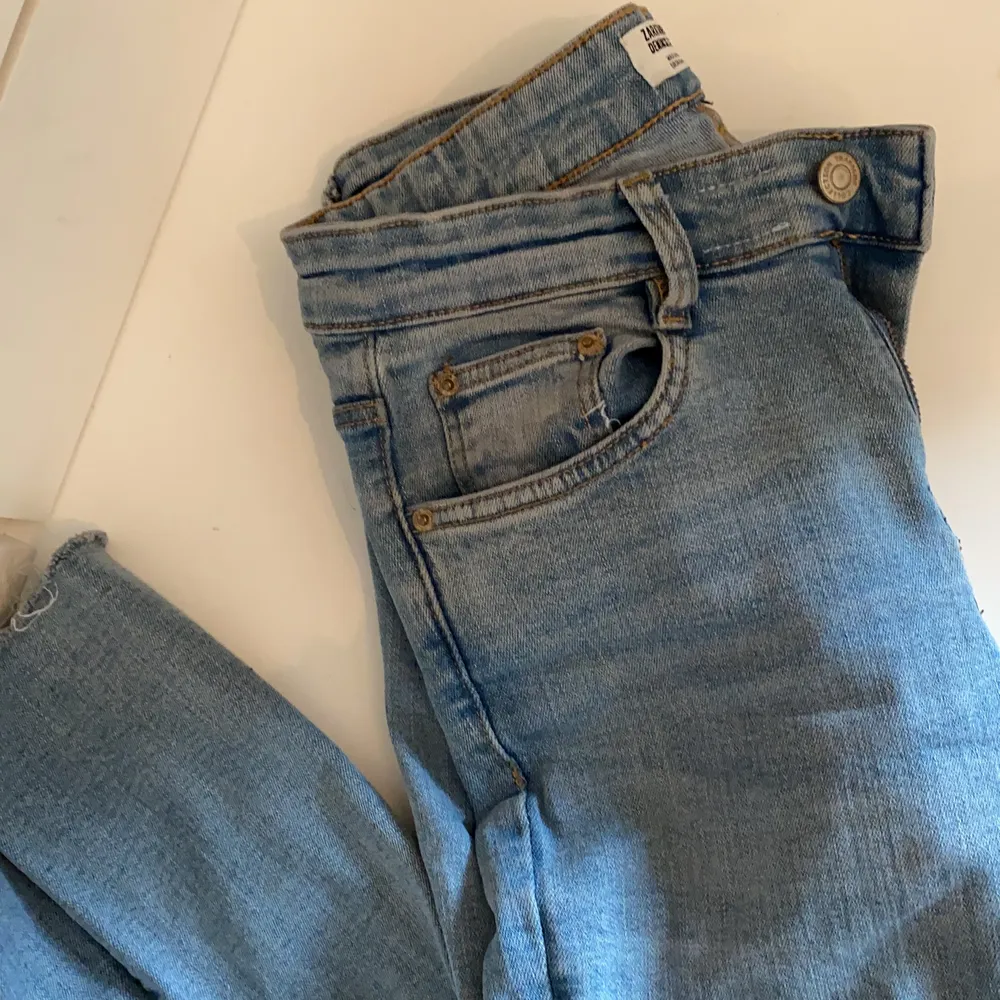 Zara jeans i storlek 34. Passar bra på mig som är 162cm och vanligtvis när xs🦋. Jeans & Byxor.