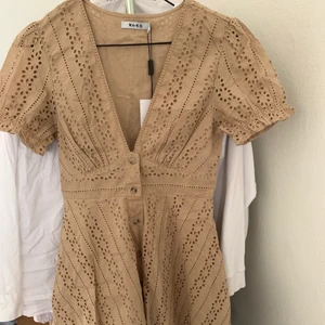 Beige klänning från NAKD - En fin klänning som aldrig använts pga för liten, prislappen sitter fortfarande kvar. 