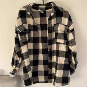 Rutig skjortjacka köpt på JFR. Kostade runt 500kr vid inköp, säljer för 200kr. Använd fåtal gånger. Kan fraktas om köparen står för frakten 💗