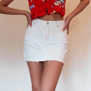 Vit jeanskjol - Vit jeanskjol! Sitter väldigt smickrande! Säljer en likadan i svart (även toppen på bilden).