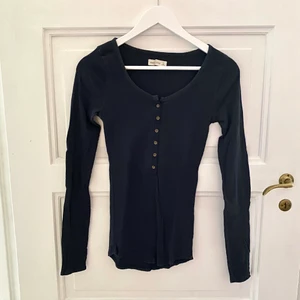 Abercrombie & Fitch tröja - Mörkblå tunnare tröja från Abercrombie & Fitch. Storlek S men passar även XS (stretchig). Säljes i nyskick då den använts max 3ggr. Nypris 300-400kr.
