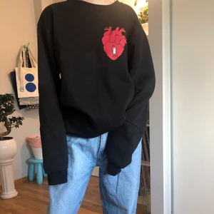 SWEATSHIRT MED TRYCK - Säljer denna svarta sweatshirten med egetmålat tryck! Köpare står för frakt❤️