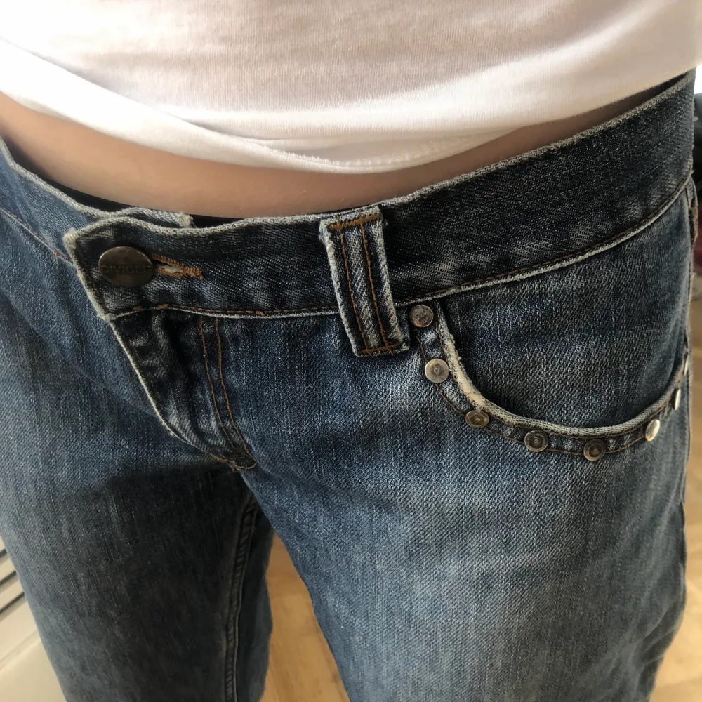 Säljer dessa super snygga low waist jeans för att de tyvärr är för stora, de är i bra skick och är super sköna! De har även en super fin detalj på ena fickan. De sitter bra på min vän som är 170!   Buda i kommentarerna eller skriv privat till mig,. Jeans & Byxor.