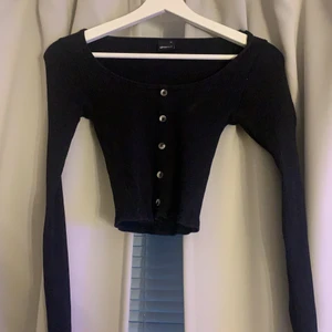 Tröja - Svart tröja u ringad med knappar , kort model