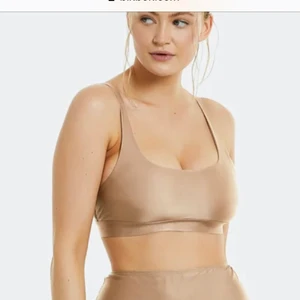 Bikbok her body topp - Helt oanvänd her body topp i stl xs! Skitsnygg topp som funkar så bra under tröja som för sig själv;) säljer den för 90kr