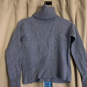 Blå polo tröja - Blå polo tröja mysmatrial tajtare vid händerna och midja