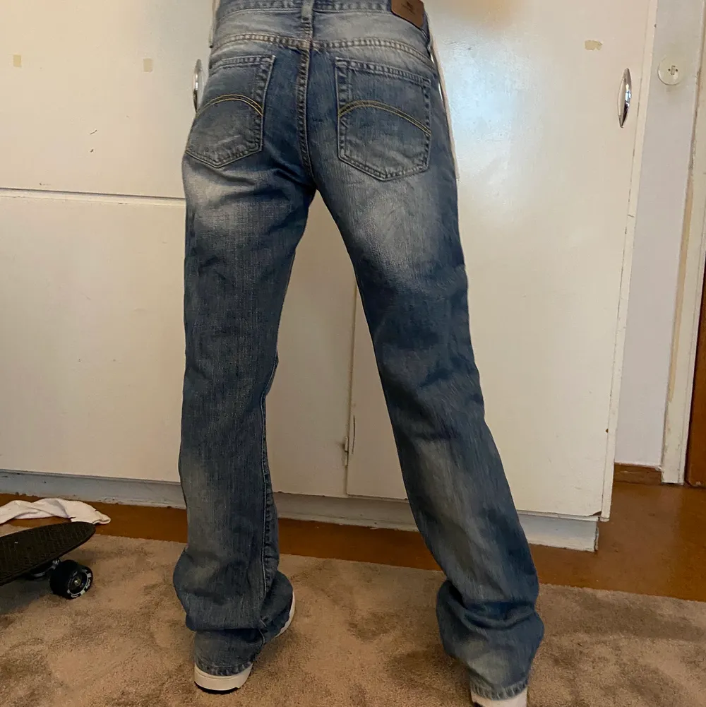 Sjukt snygga jeans från EastWest med nice passform, osäker om jag vill sälja men sitter inte riktigt som önskat😿 skriv vid intresse eller funderingar!🐮 (innerbenslängden är 86cm och midjemåttet är 82cm ish?). Jeans & Byxor.