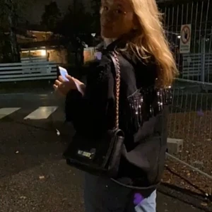 Zara jacka  - Säljer min jättesnygga zara glitter jeansjacka!! Kommer tyvärr inte till användning längre. STORLEK M men passar alla från S-L då den är oversized. Kan skicka fler bilder🥰BUDA! 