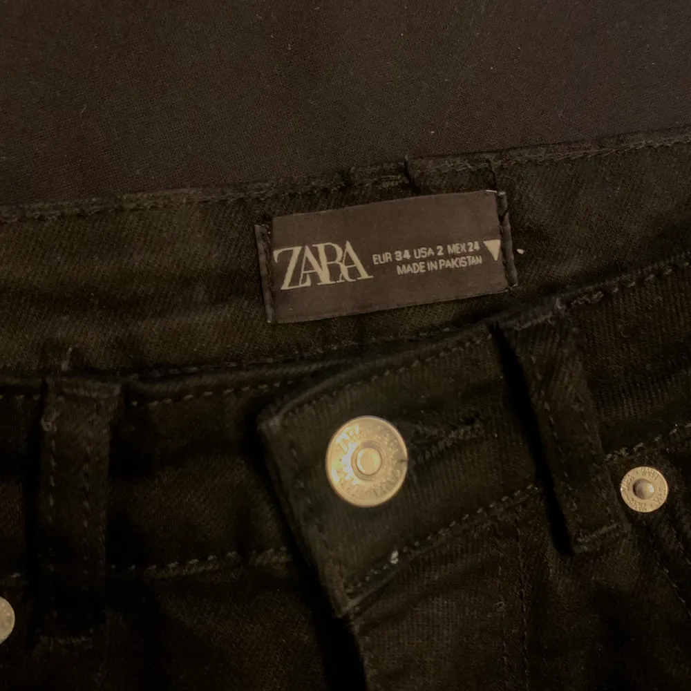 Säljer mina svarta slit jeans från Zara i storlek 34. Jeans & Byxor.