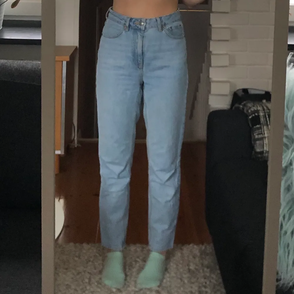 Ljusa fina mom jeans från topshop! Säljer då jag tycker att de är lite stora på mig! . Jeans & Byxor.