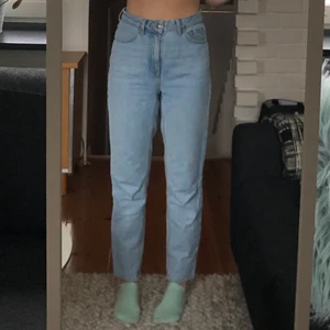 Topshop | jeans - Ljusa fina mom jeans från topshop! Säljer då jag tycker att de är lite stora på mig! 
