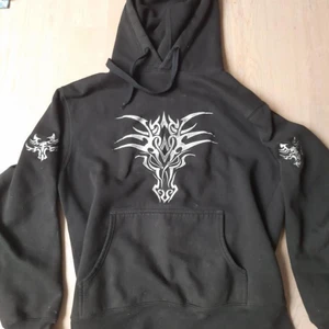 Tribal hoodie - Hoodie med tribal tecken. Köp nu för 350