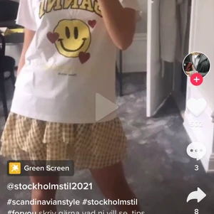 SÖKER -  Någon som säljer liknande t-shirt med smiley på ? 💖💖🥰 KONTAKTA OM DU SKA SÄLJA 😍