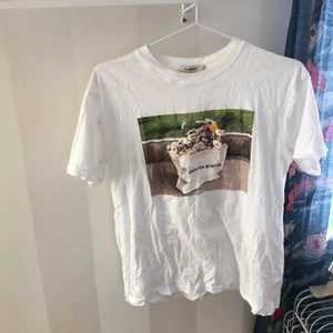 T shirt - Är väldigt skrynklig men kan stryka innan jag postar om man vill! Använd kanske 5 ggr😊 Köpt från pull & bear och är i stl S men skulle säga att den passar XS också eftersom den passar mig!