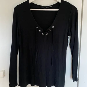 Esmara topp - Svart topp från Esmara i strl L. Lite snörning fram, 55kr + frakt som köparen står för 📦⚡️