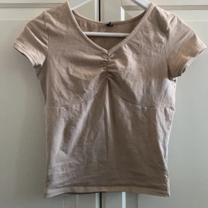 Halvt cropped top  - I stort sätt aldirg använd, säljes pgr av att den inte matchar min huds underton.