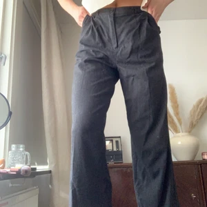 Grå kostymbyxor  - Grå kostymbyxor köpa second hand, i fint skick! Samfraktar gärna💞 hör av er vid frågor!