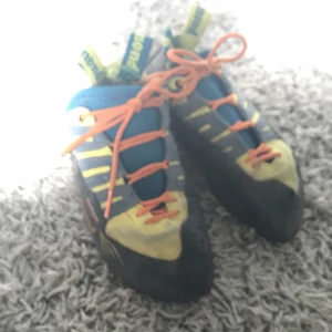 Simond klätter skor storlek 39 - Bra skick klätter skor köpta på decathlon i kungenskurva. Dom är i storlek 39 och har används i ca 1 år. Skorna har en hård botten så det är enkelt att stå på chip och andra små grepp. Knytande skor med luft hål som gör att det inte blir så svettigt.