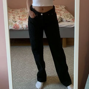Zara jeans storlek 40 - Ett par superfina svarta mid rise straight jeans från zara. Rekommenderar jeansen till lite kortare tjejer💗