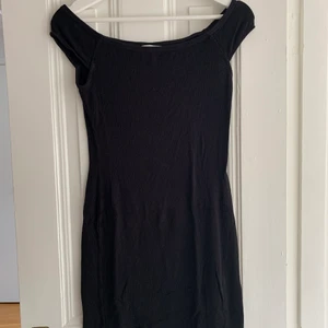 Klänning - Fin partyklänning, tajt passform. Axelklänning. Knappt använd.