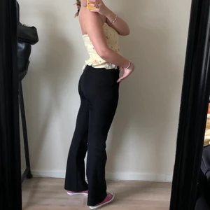 Vida/bootcut Kostymbyxor  - Sååå snygga kostymbyxor och dem sitter som en smäck 💓😍✨😘 anpassar sig till hur kroppen är formad. Jag är 172cm 