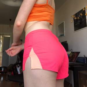 Nike shorts in neon pink, too small for me. Airy and light. Worn a few times 🧡